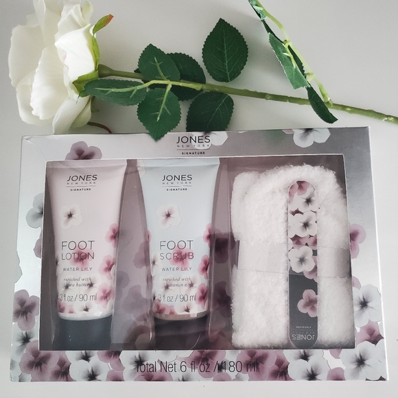 Jones New York Bath & Body Jones New York Signature Water Lily Gift